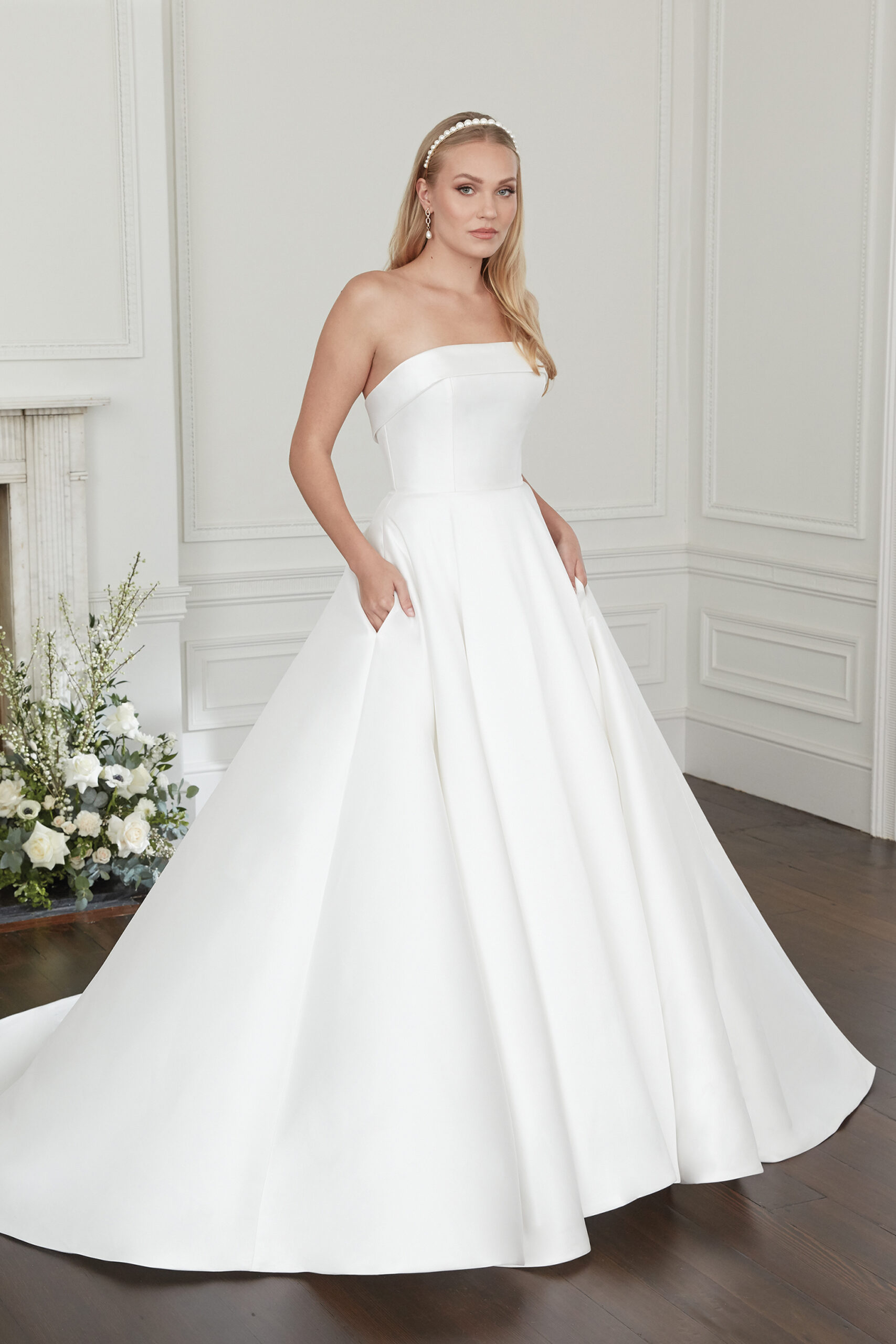 Straight line hotsell wedding dresses